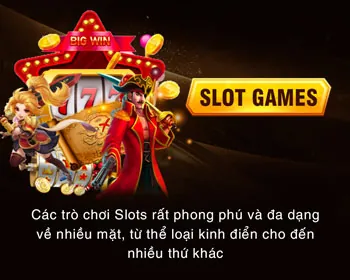 Sân quần vợt với các vận động viên đang thi đấu